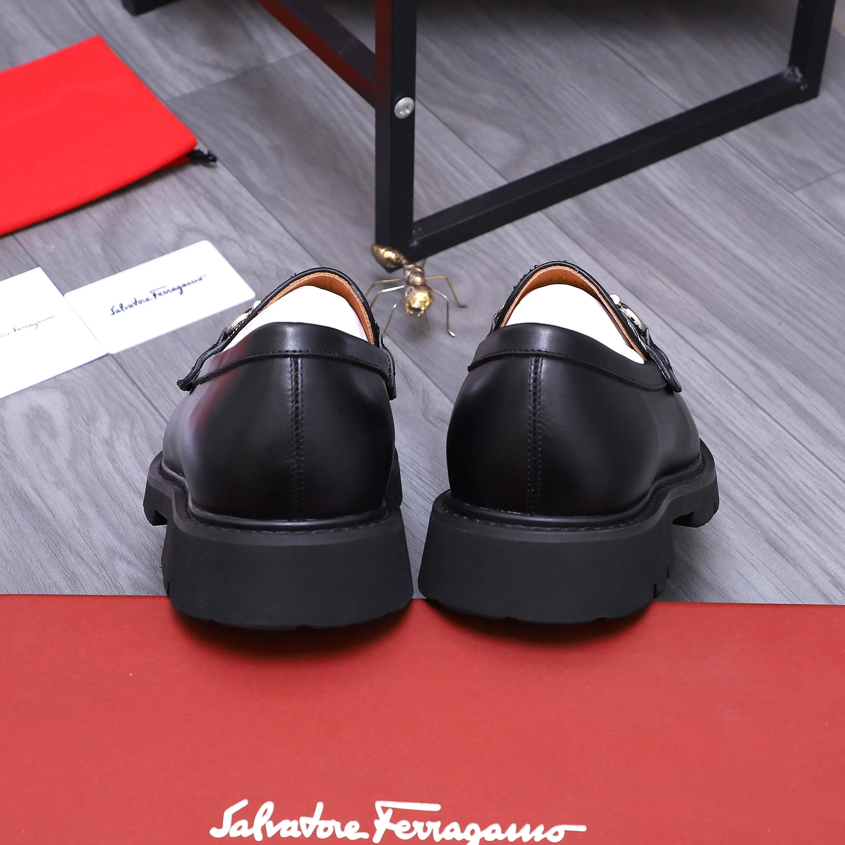 Men's shoes 💰680 Product trademark: Ferragamo " Ferragamo ] Business slip-on leather shoes Regular size: 39-44 (45 is custom-made and non-returnable) Product materials: Selected cowhide stitching woven upper, cowhide lining, original outsole